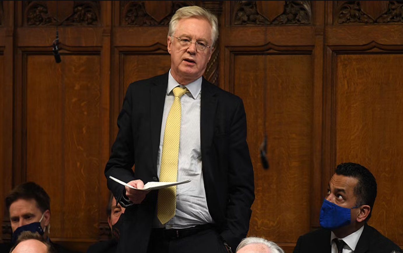 قبل عام أخبر ديفيد ديفيز، بوريس جونسون خلال جلسة مساءلة أن عليه مغادرة منصب رئاسة الوزراء لأنه بقي فيه مدة طويلة من دون جدوى 