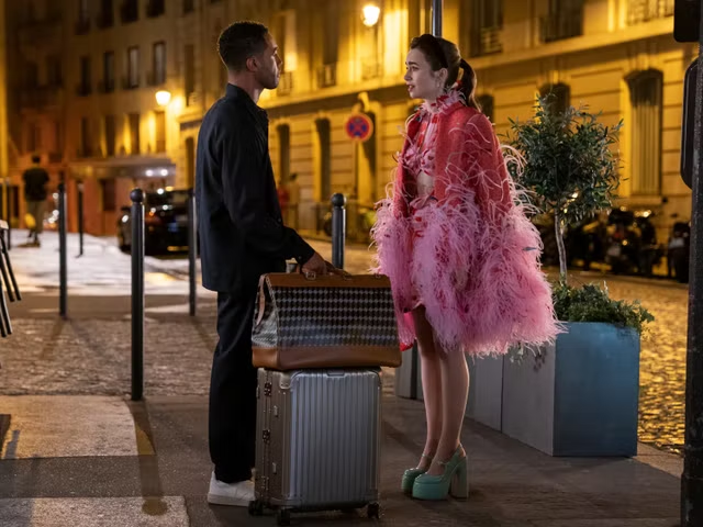 يروّج مسلسل "إميلي في باريس" للسياحة في العاصمة الفرنسية (نتفليكس)