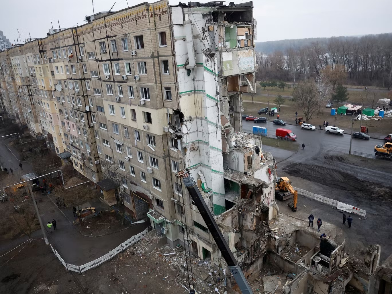 قتل 46 شخصاً على الأقل في قصف صاروخي روسي استهدف مجمعاً سكنياً في دنيبرو (رويترز)  