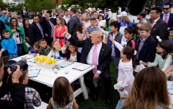 الرئيس الأميركي دونالد ترمب أثناء احتفال بسباق دحرجة البيض خلال عيد الفصح بتاريخ أبريل 2019