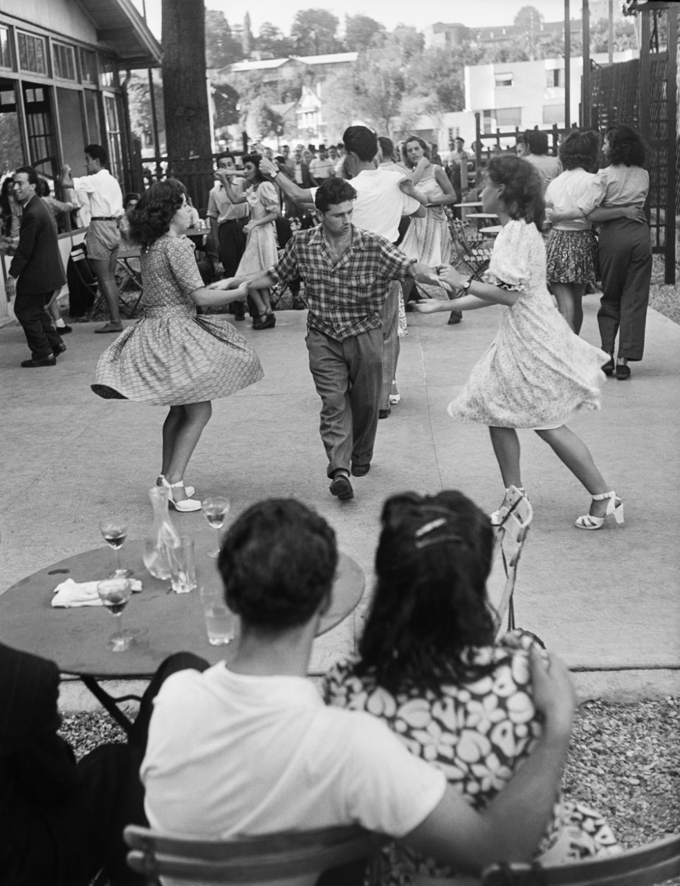 thumbnail_Willy Ronis, Un bal en plein air, 1947.jpg