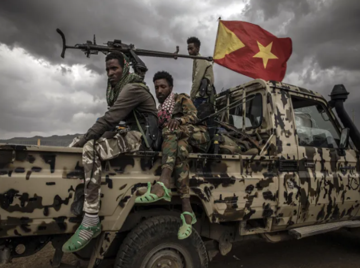 مقاتلو من إقليم تيغراي أثناء تنقلاتهم خارج بلدة مكيل في إثيوبيا بتاريخ يونيو 2021