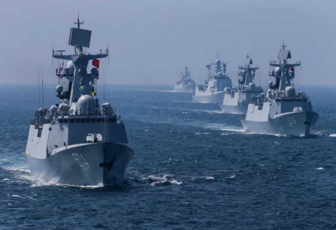 سفن صينية وروسية تنفذ مناورات بحرية مشتركة قرب سواحل غواندونغ في الصين بتاريخ سبتمبر 2016 