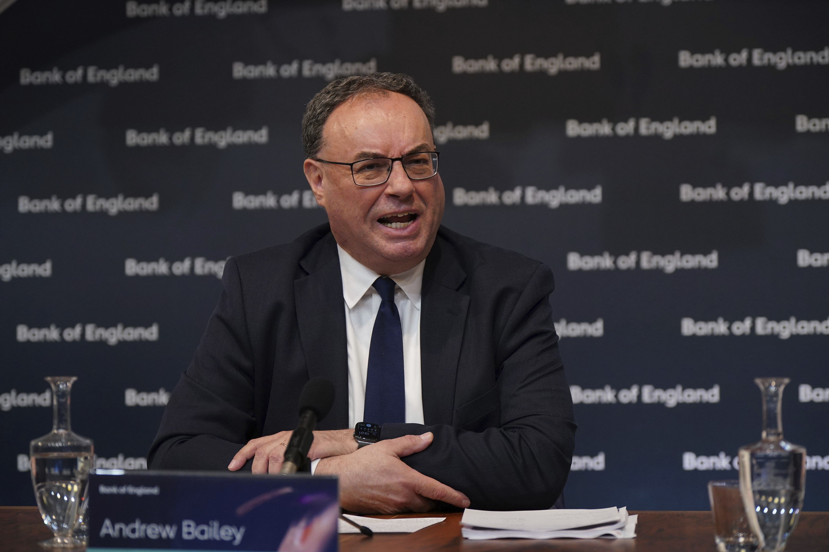 حاكم بنك انجلترا اندرو بايلي أثناء المؤتمر الصحافي المخصص للتقرير عن السياسة المالية في لندن بتاريخ 02 فبراير 2023