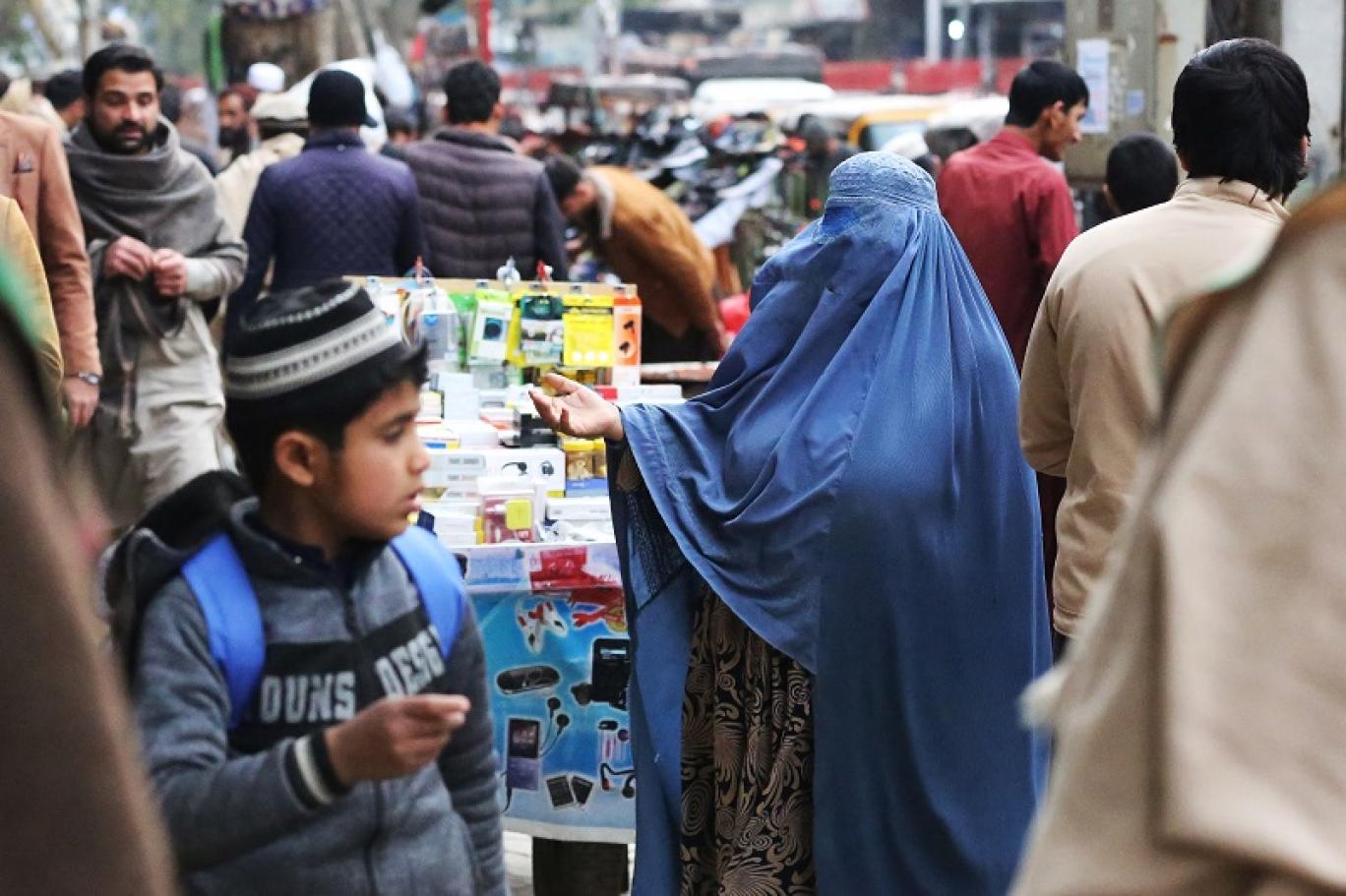 امرأة تستعطي في سوق بجلال آباد في أفغانستان (أ ف ب)