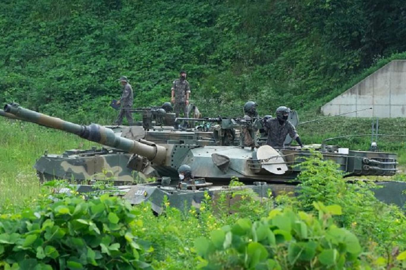 جنود من الجيش الكوري الجنوبي بالقرب من الحدود مع كوريا الشمالية (أ ب)