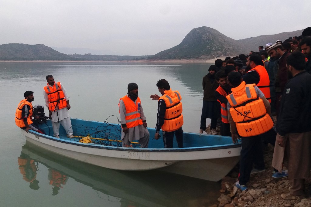 عمال الإنقاذ يستعدون للبحث عن الضحايا الذين غرقوا في مياه سد تاندا بعد انقلاب قارب يحمل طلابا (أ ف ب)