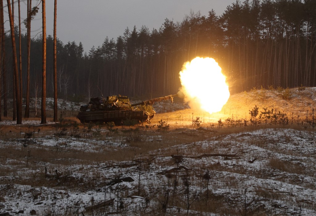 دبابة أوكرانية تطلق النار على مواقع روسية بالقرب من كريمينا في منطقة لوغانسك (أ ف ب)