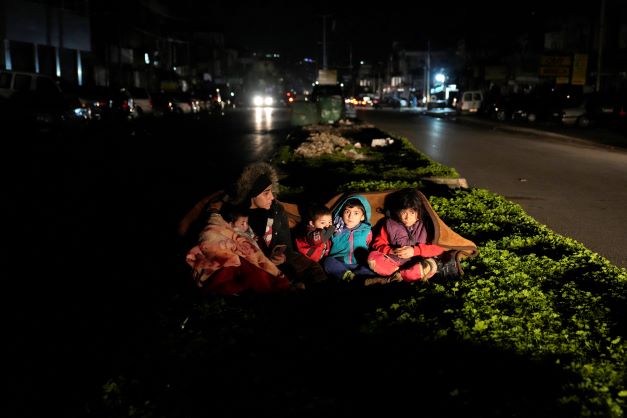 أسرة فرت من حرب سوريا وتعيش في بيروت تجلس خارج بيتها عقب الزلزال الذي ضرب تركيا في وقت مبكر من يوم الاثنين 06 فبراير