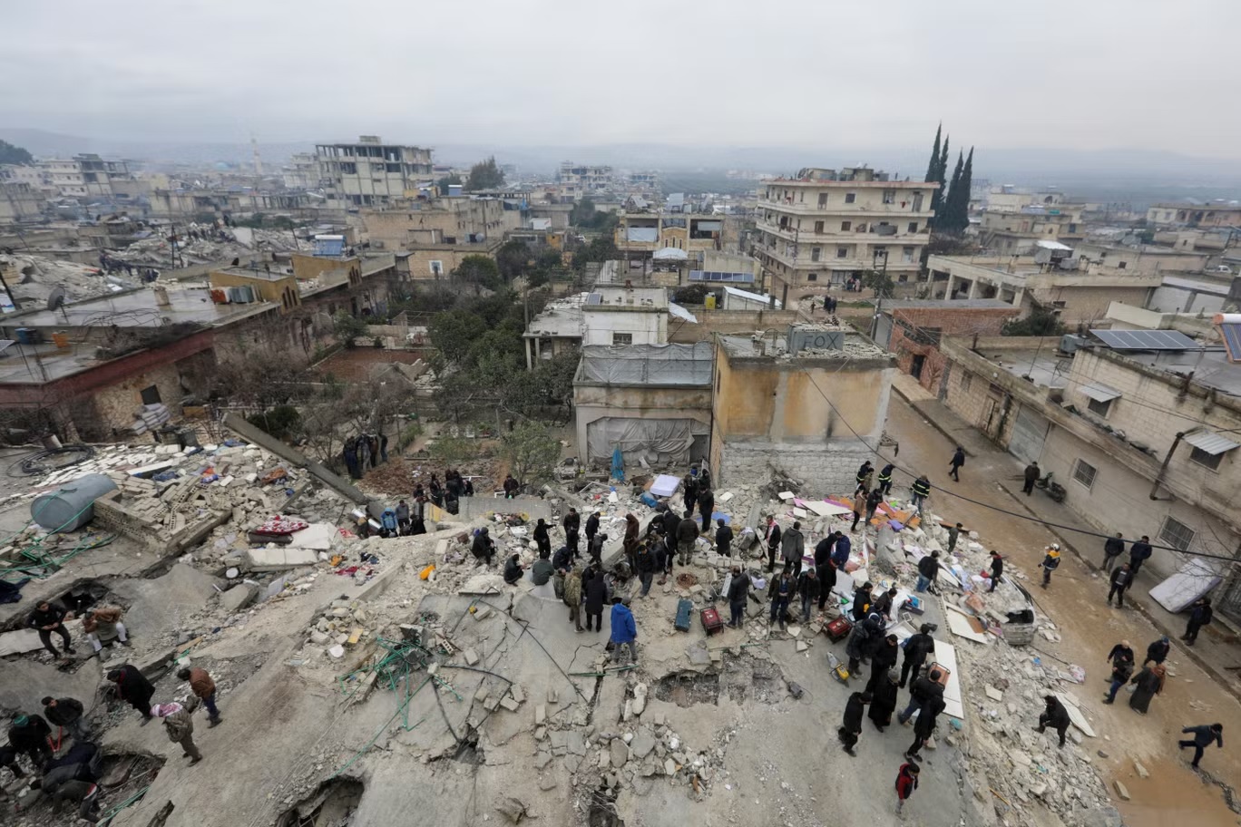 رجال إنقاذ يستعدون للبحث عن ناجين في مدينة جنديرس السورية الواقعة بيد المعارضة (رويترز) 