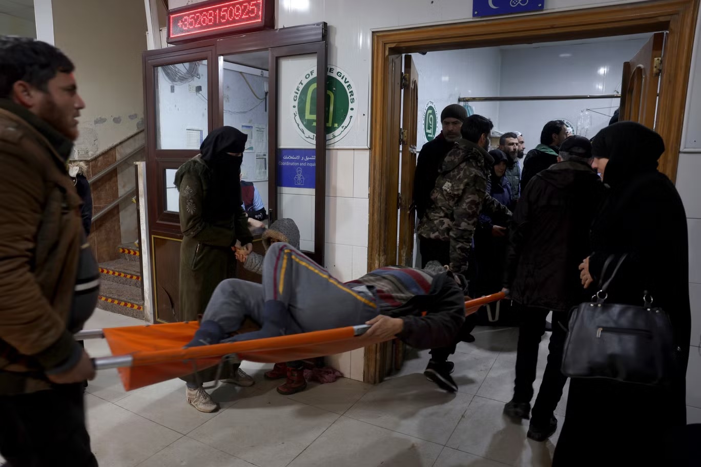 رجل أصيب في الزلزال يدخل على حمالة إلى مستشفى الرحمة في دركوش، محافظة إدلب (أ ب) 