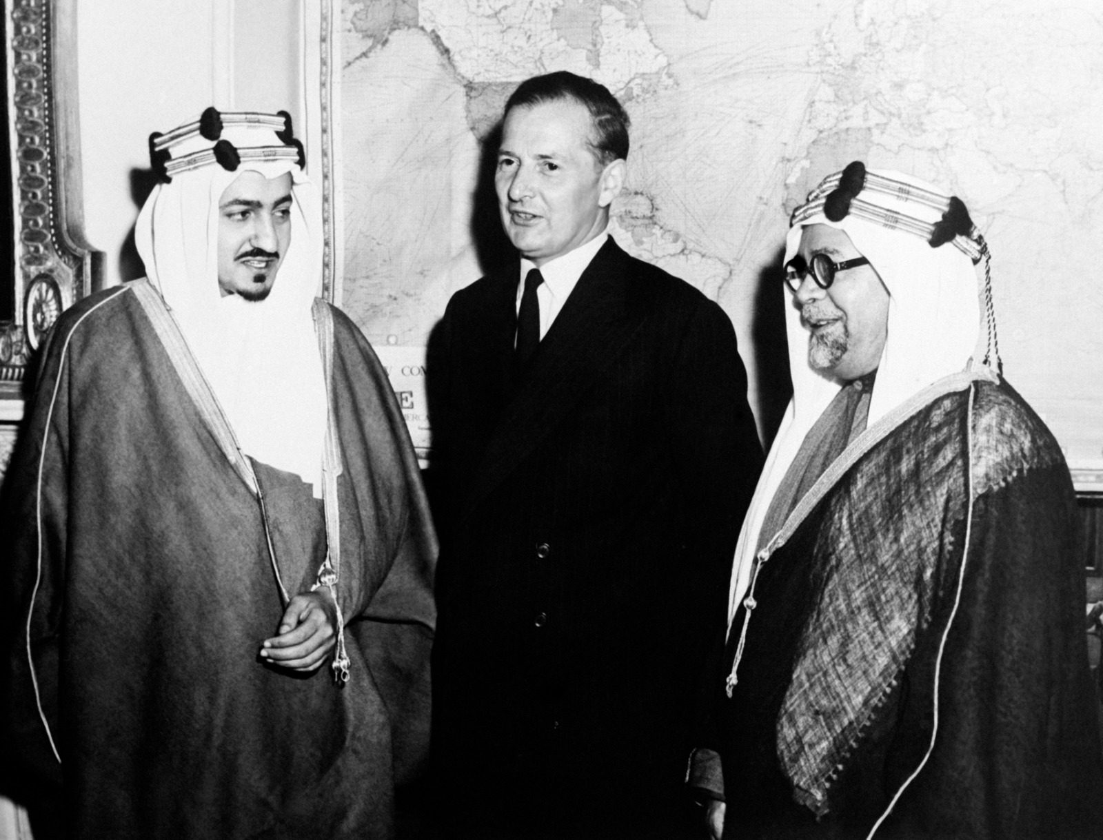 حافظ وهبة والأمير فيصل (الملك فيما بعد) ووزير الخارجية البريطاني سلوين لويد في لقاء أثناء زيارة أجراها وفد سعودي إلى لندن (غيتي) 