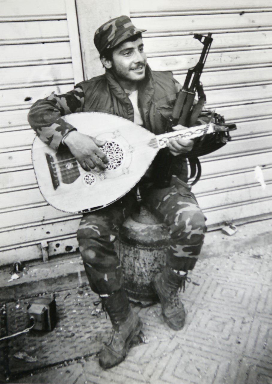 thumbnail_مقاتل يعزف العود في الحرب الأهلية في عام (تصوير جمال السعيدي)1984.jpg