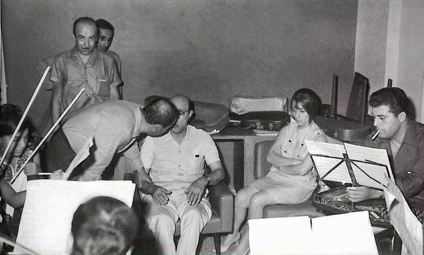 محمد عبد الوهاب والسيدة فيروز أثناء تسجيل أغنية في الإذاعة اللبنانية (عن موقع جمعية تراثنا- بيروت).jpg