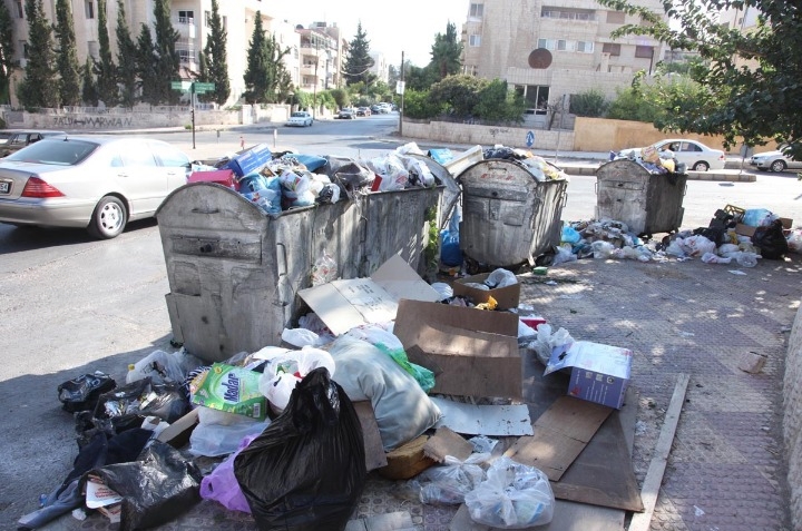 نفايات متراكمة في الشارع العام (بترا).jpg