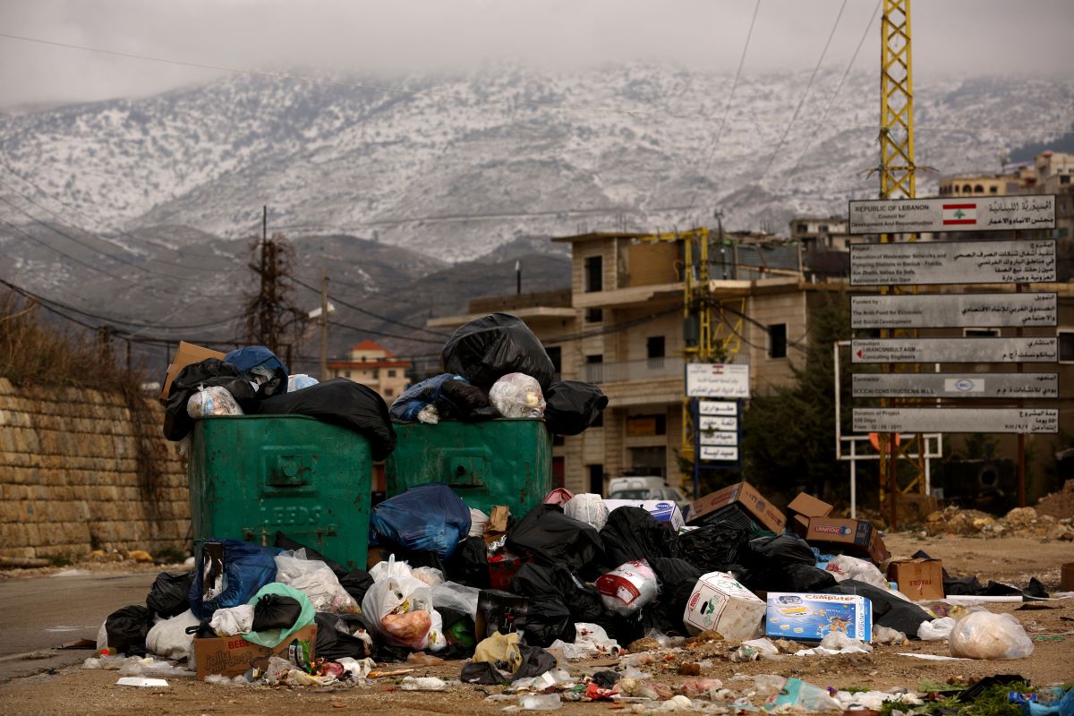 تكدس النفايات بسبب الأزمة الاقتصادية (أ ف ب)