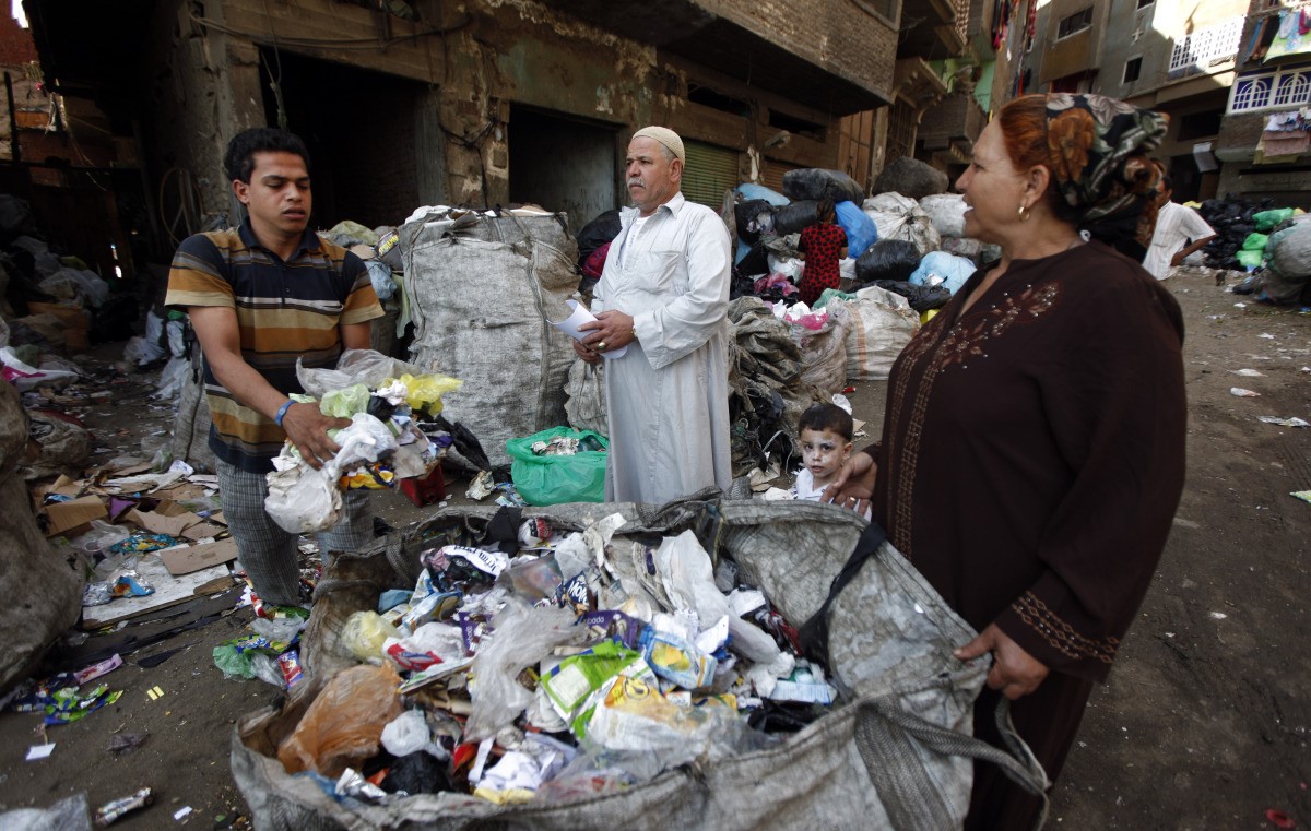 تحاول بعض المبادرات الحكومية والأهلية التمسك بفكرة الإصحاح البيئي عن طريق جمع المخلفات وإعادة تدويرها (أ ب)