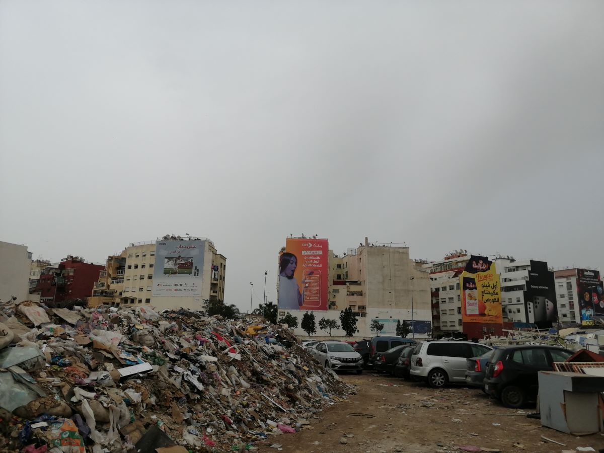 مبادرة بيئية لجمع النفايات من غابات مدينة القنيطرة (اندبندنت عربية)