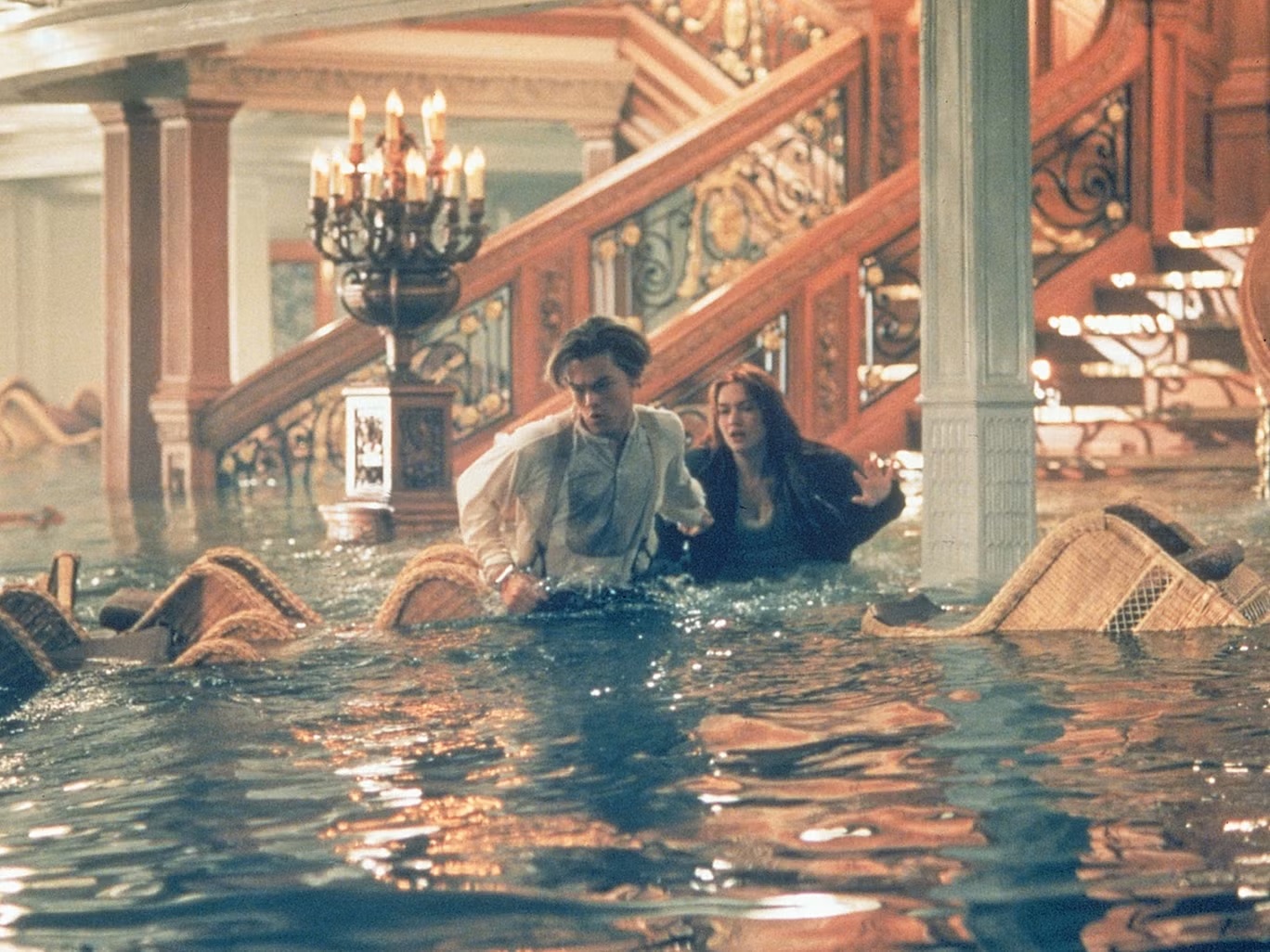 ليوناردو دي كابريو وكيت وينسلت في فيلم "تيتانيك" (فوكس/باراماونت)