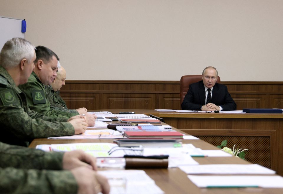  الرئيس الروسي فلاديمير بوتين يزور المقر المشترك للقوات المسلحة الروسية المشاركة في العمليات العسكرية في أوكرانيا (رويترز)