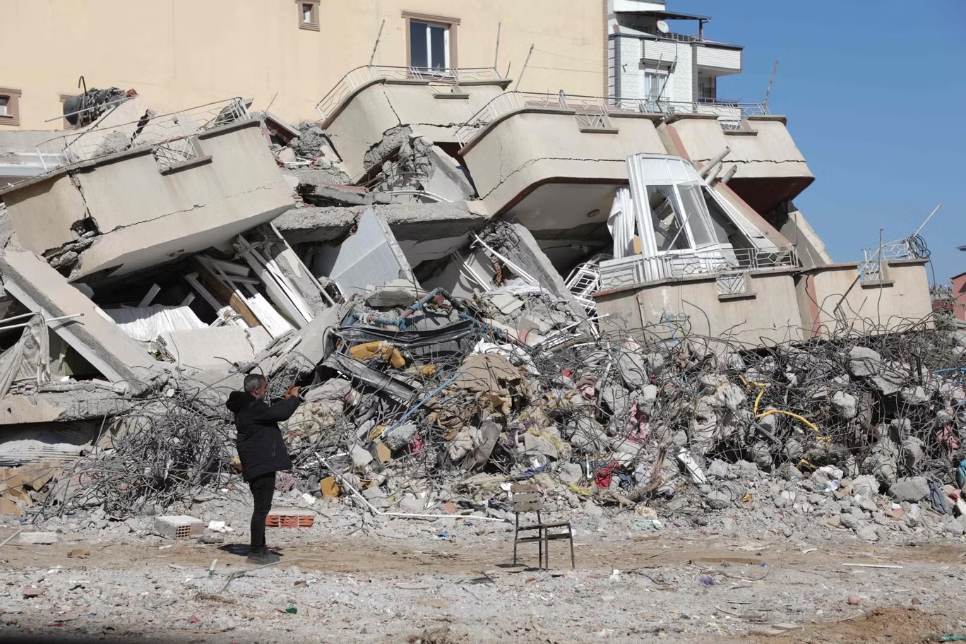 أضرار تسبب بها الزلزال في مدينة إصلاحية، قرب غازي عنتاب (أ ف ب عبر غيتي)