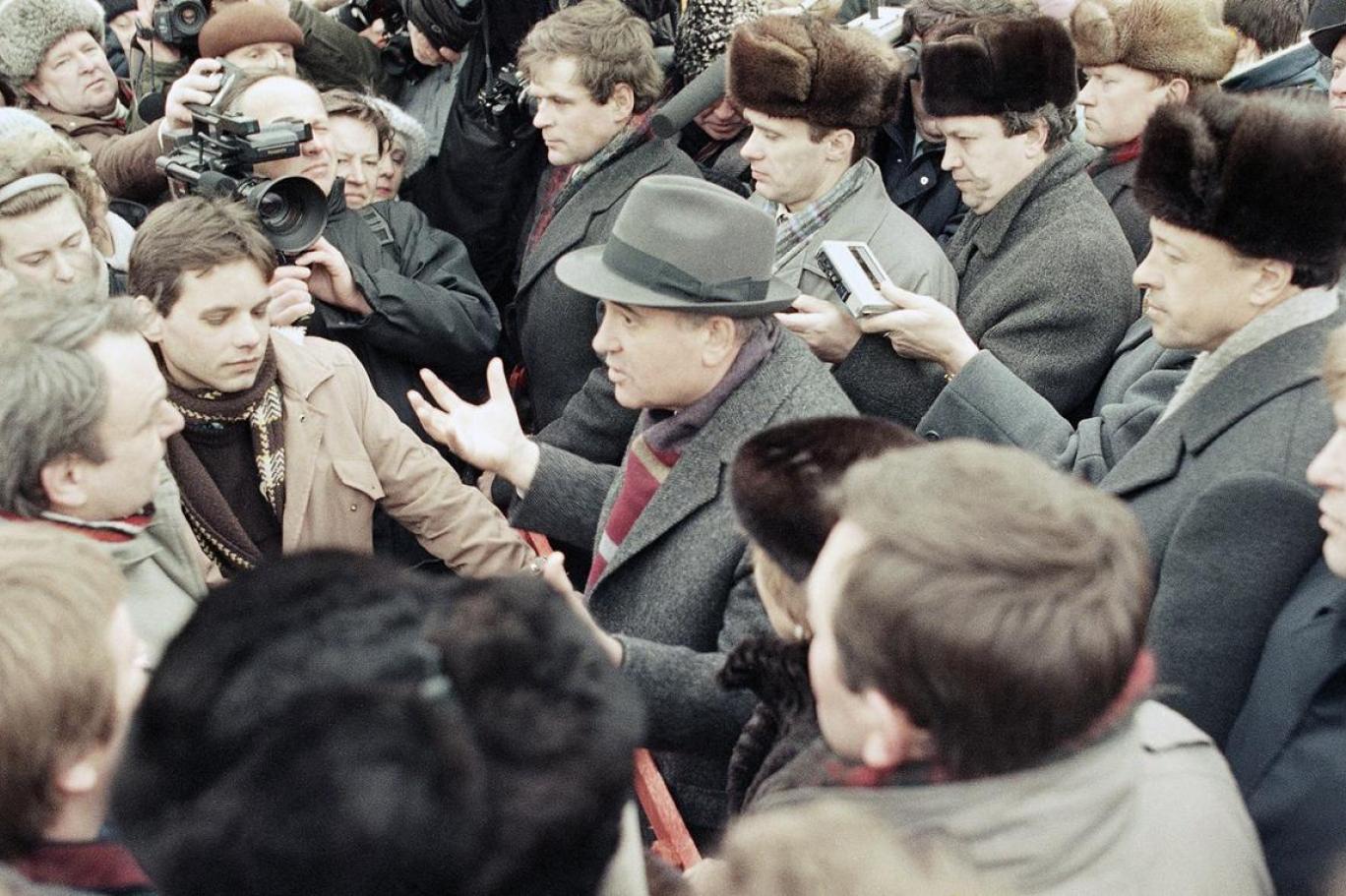 ميخائيل غورباتشوف يتحدث مع سكان من ليتوانيا عام 1990 للضغط من أجل عكس قرار الحزب الشيوعي المحلي بالانفصال عن موسكو (أ.ب)