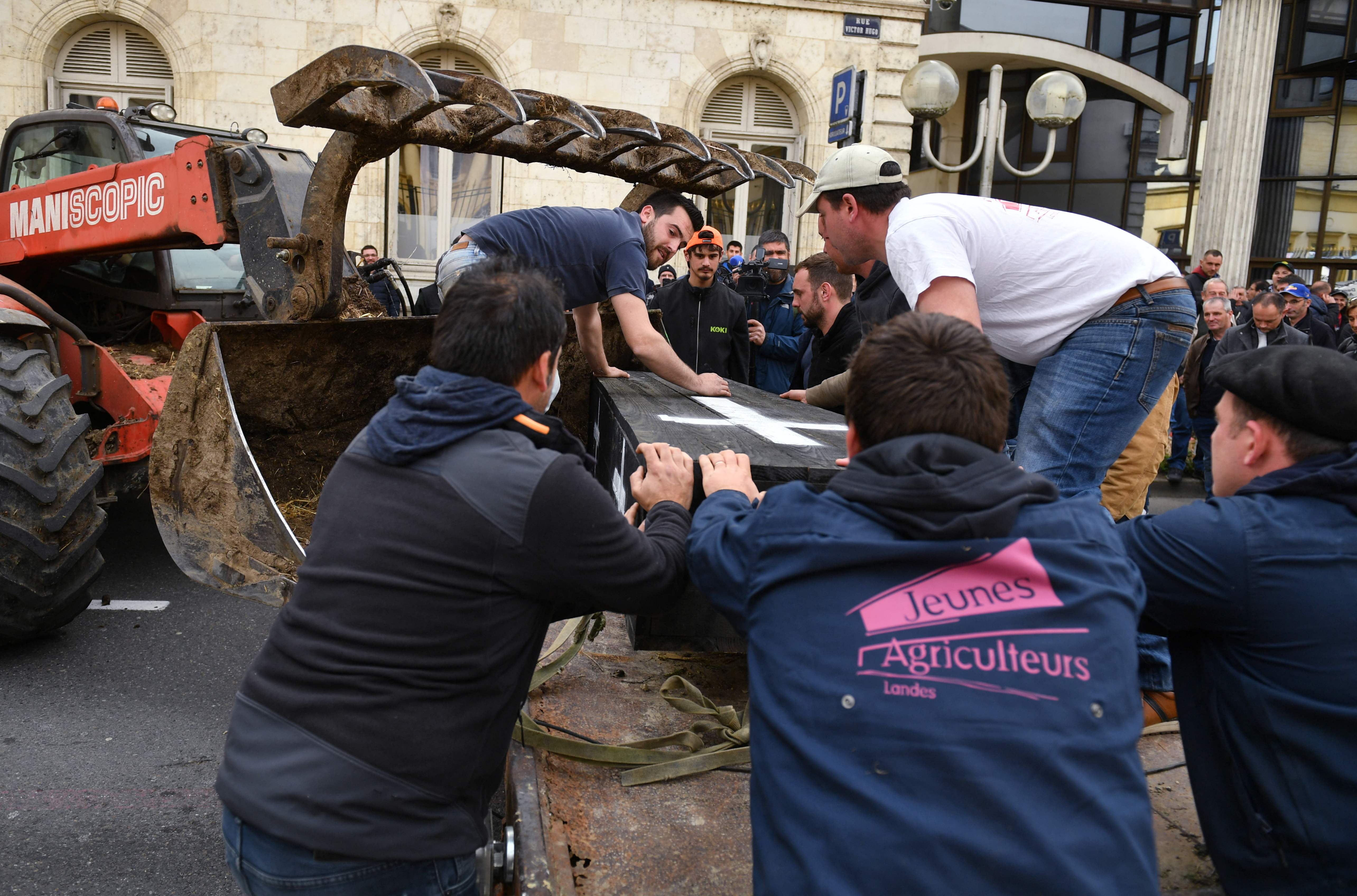 مزارعون ينتمون إلى منطقة البيرينية وجوارها يحملون نعشا رمزيا ضمن تحرك دعت إلى نقابتان للفلاحين بهدف الدفاع عن الحق في الري والمطالبة بإنشاء خزانات ضخمة للمياه في جنوب غربي فرنسا 