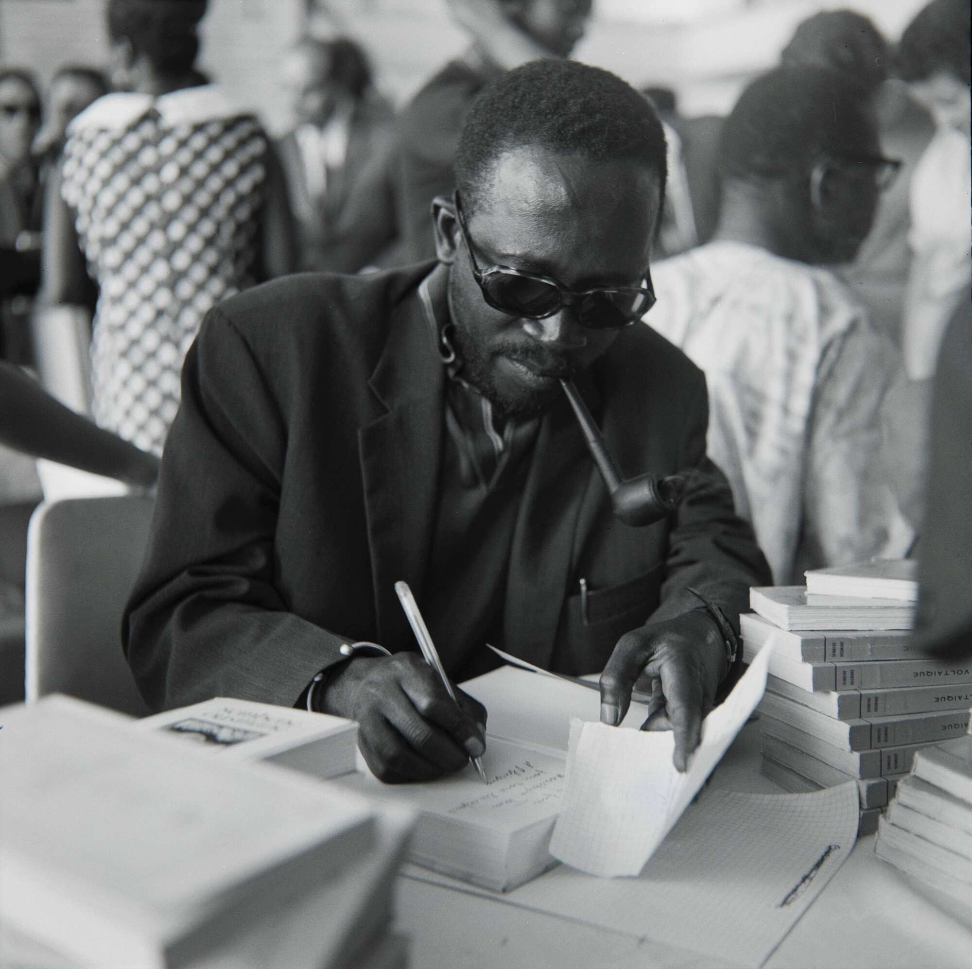 Portrait de Senghor signant un de ses livres.jpg