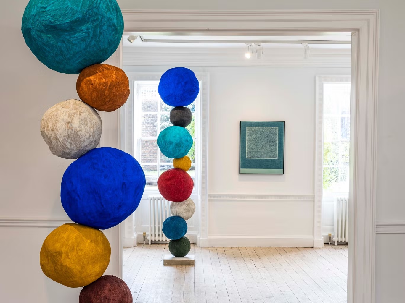 منحوتات آني موريس الملونة (صورة بعدسة إليزابيث زيتشين)