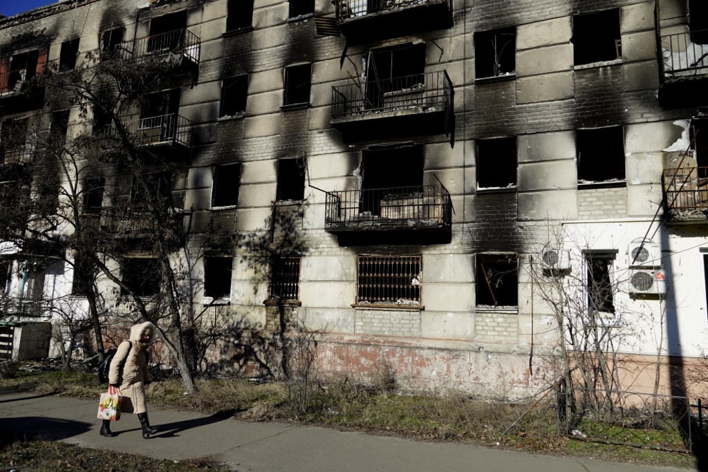 امرأة تمر أمام مبنى سكني مدمر في بلدة سيفيرودونتسك الخاضعة للسيطرة الروسية في منطقة لوغانسك الشرقية (أ ف ب)​​​​​​​.jpg