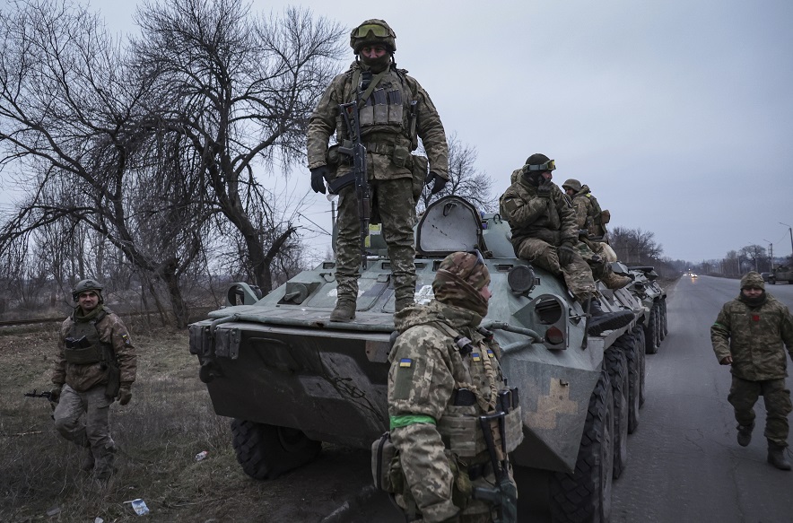 جنود أوكرانيون يستعدون للتوجه إلى خط المواجهة في منطقة دونيتسك (أ ب).jpg