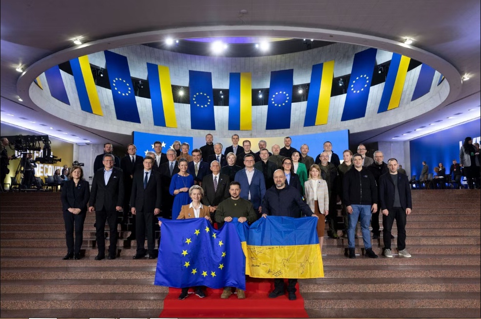 الرئيس زيلينسكي وسط الصورة وبدت إلى يساره رئيسة المفوضية الأوروبية أورسولا فون دير لاين
