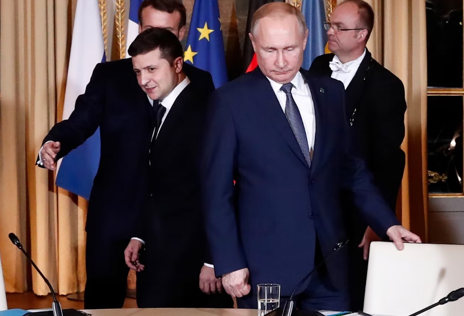 بوتين وزيلينسكي يدخلان إلى اجتماع أوروبي عن أوكرانيا في باريس بتاريخ 9 ديسمبر 2019 (أ ف ب)