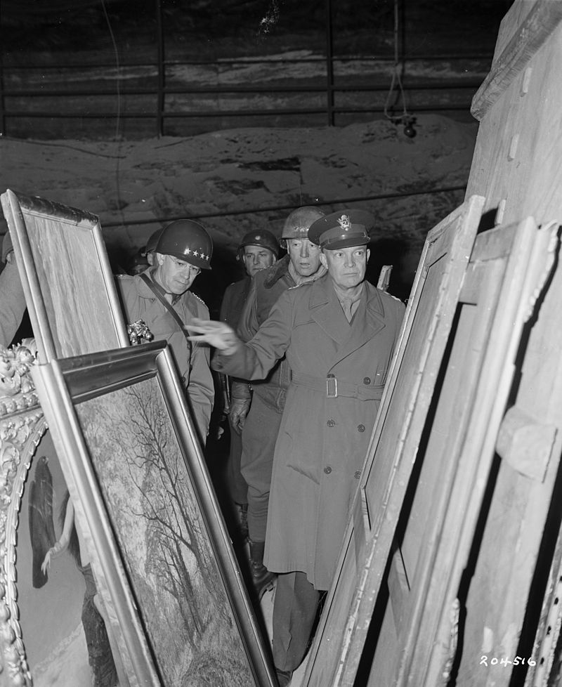 Eisenhower_inspects_stolen_artwork_-_Merkers_salt_mine_1945.jpg