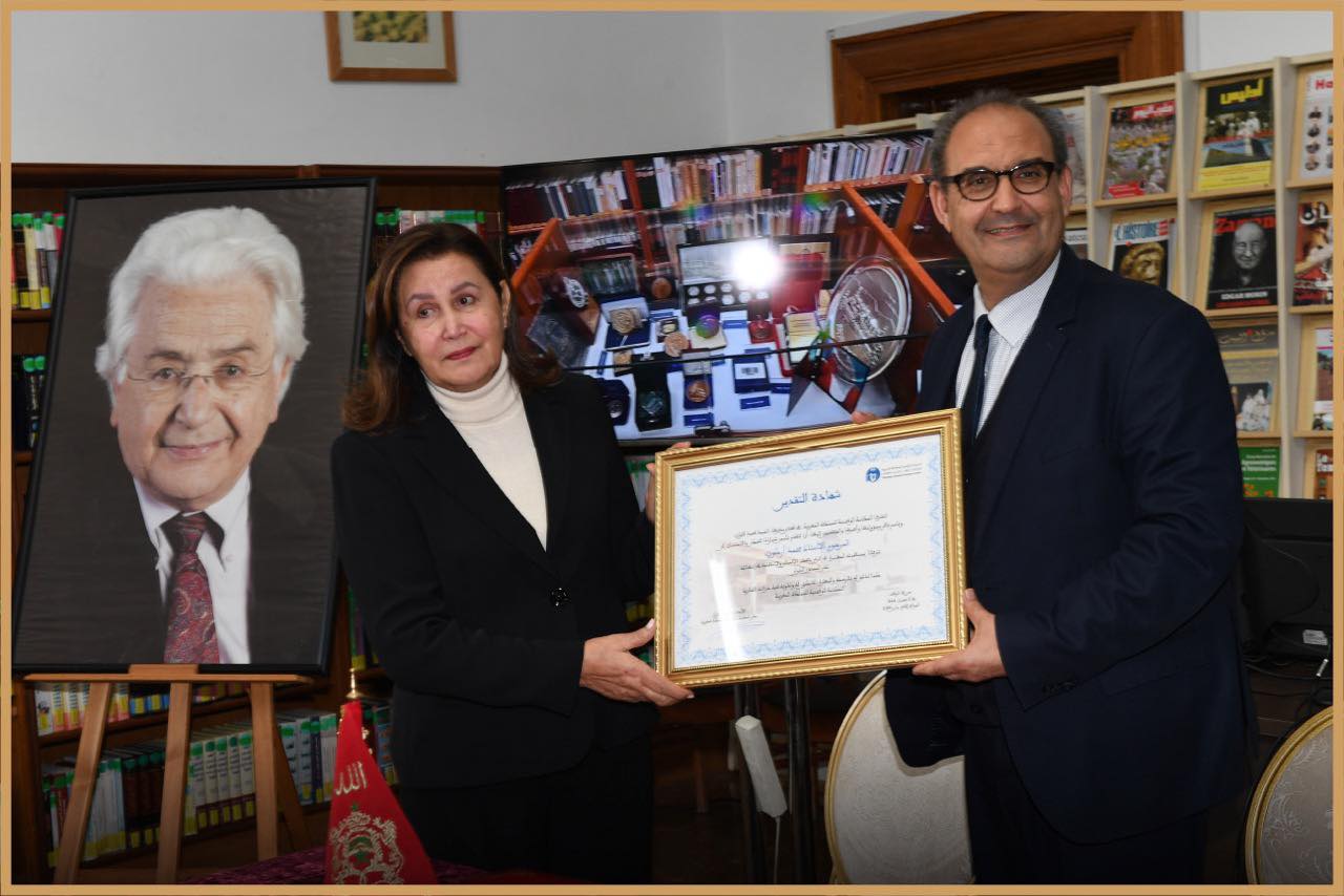 مدير المكتبة الوطنية يمنح شهادة تقدير لأسرة المفكر الراحل وزارة الثقافة المغربية.jpg