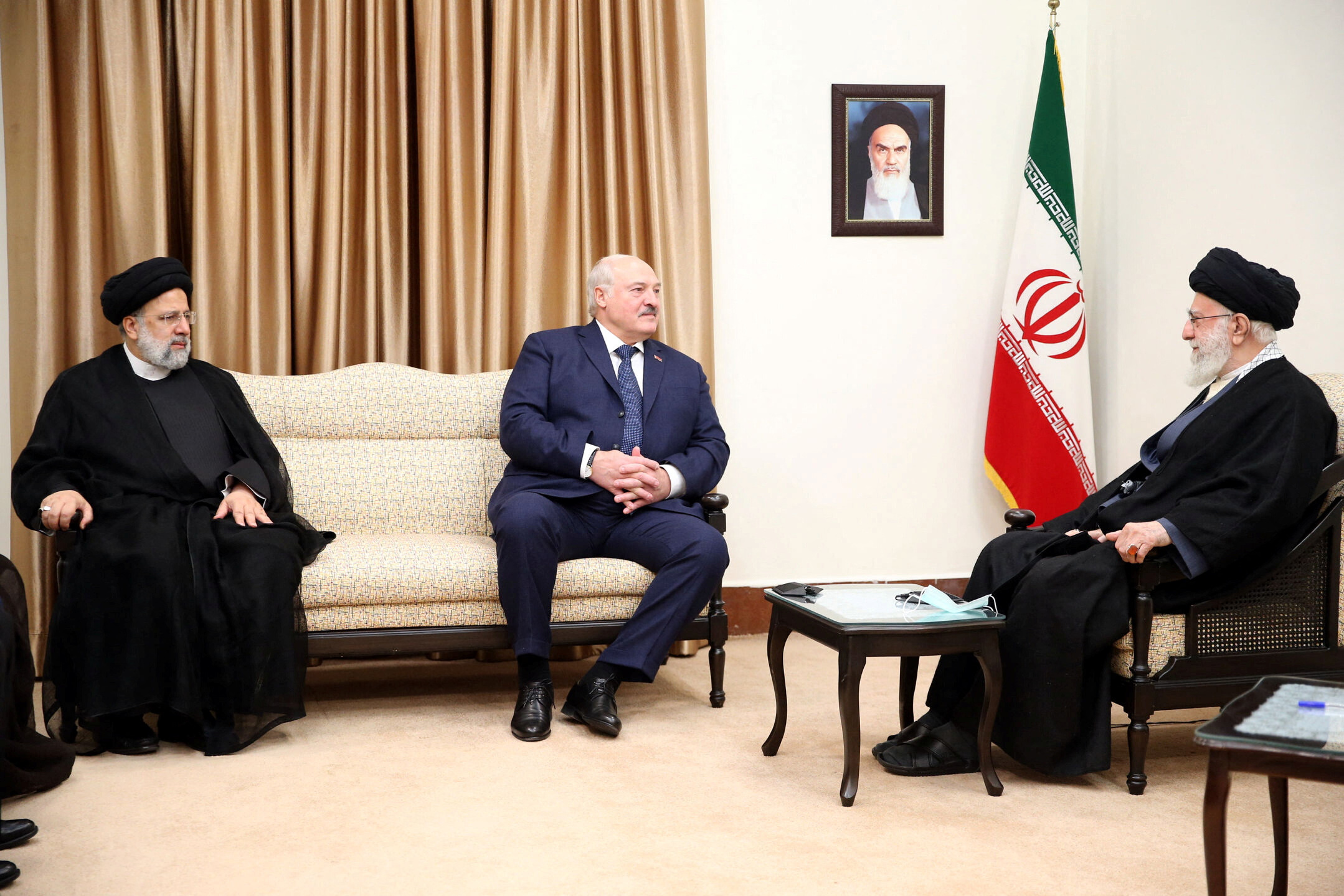 علي خامنئي (يسار الصورة) المرشد الأعلى في إيران يلتقي الرئيس البيلاروسي الكساند لوكاتشنكو (في الوسط) بحضور الرئيس الإيراني إبراهيم رئيسي بتاريخ 13 مارس 2023 