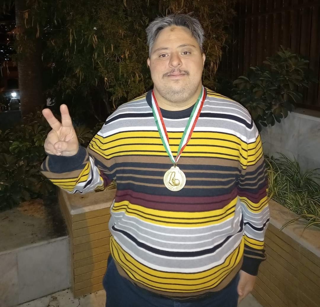 تيسير حجاوي عقب حصوله على ميدالية لفوزه في بطولة لتنس الطاولة (اندبدنت عربية)