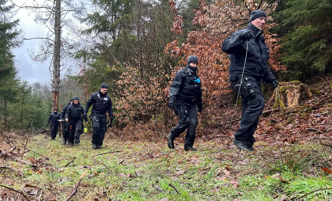 الشرطة الألمانية تمشط الغابة حيث عثر على جثة الطفل بحثاً عن سكين (رويترز)