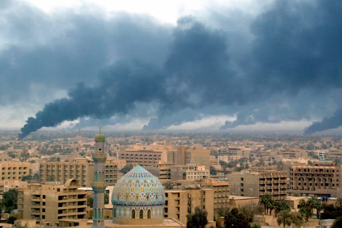 الدخان المتصاعد من خنادق النفط المحترقة يغطي بغداد في 2 أبريل 2003 (أ ف ب/غيتي)