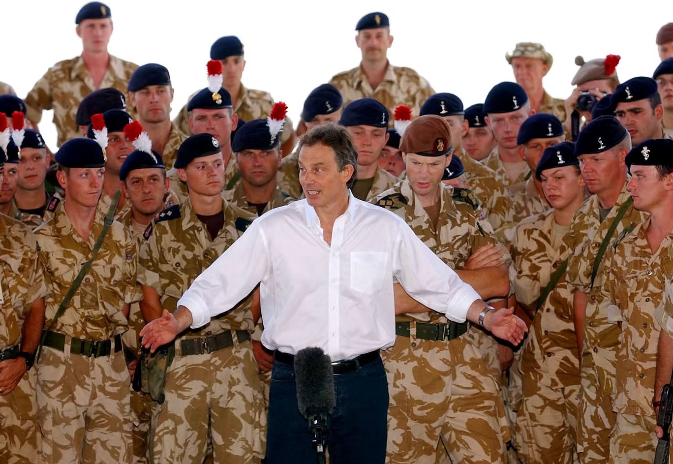 رئيس الوزراء البريطاني في حينها توني بلير يخاطب القوات البريطانية في البصرة، جنوب العراق، 29 مايو 2003 (رويترز)