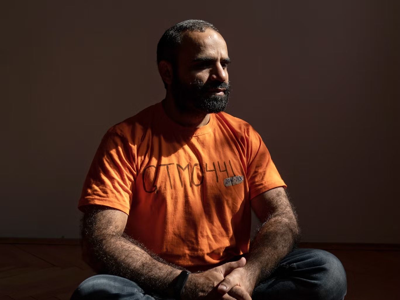 قضى منصور الضيفي 14 عاماً مسجوناً داخل معتقل خليج غوانتانامو، وهو يعيش في بلغراد، صربيا (واشنطن بوست/غيتي) 