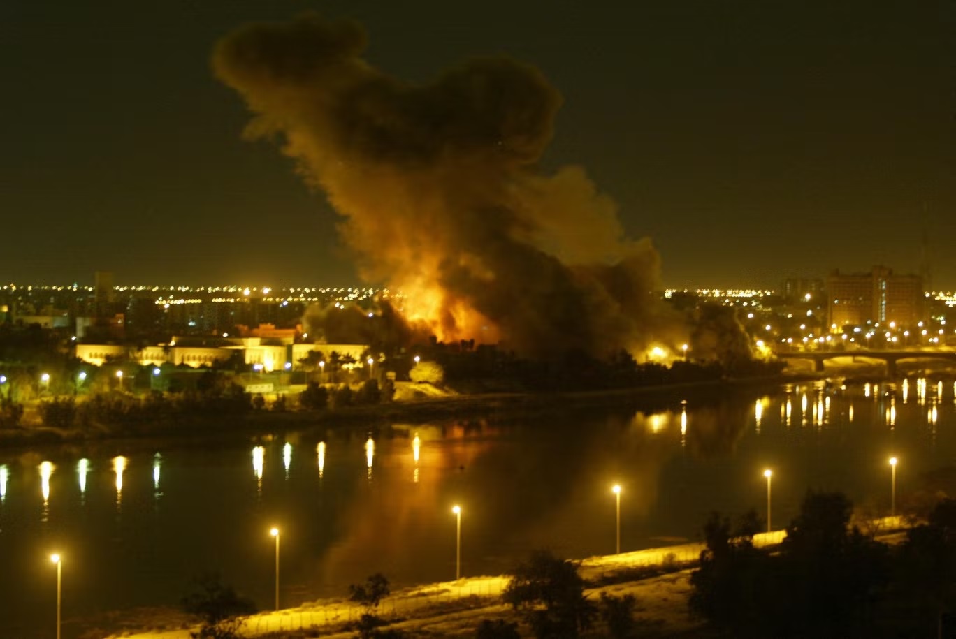 صاروخ يصيب وزارة التخطيط ببغداد في 20 مارس 2003 (أ ف ب/ غيتي)