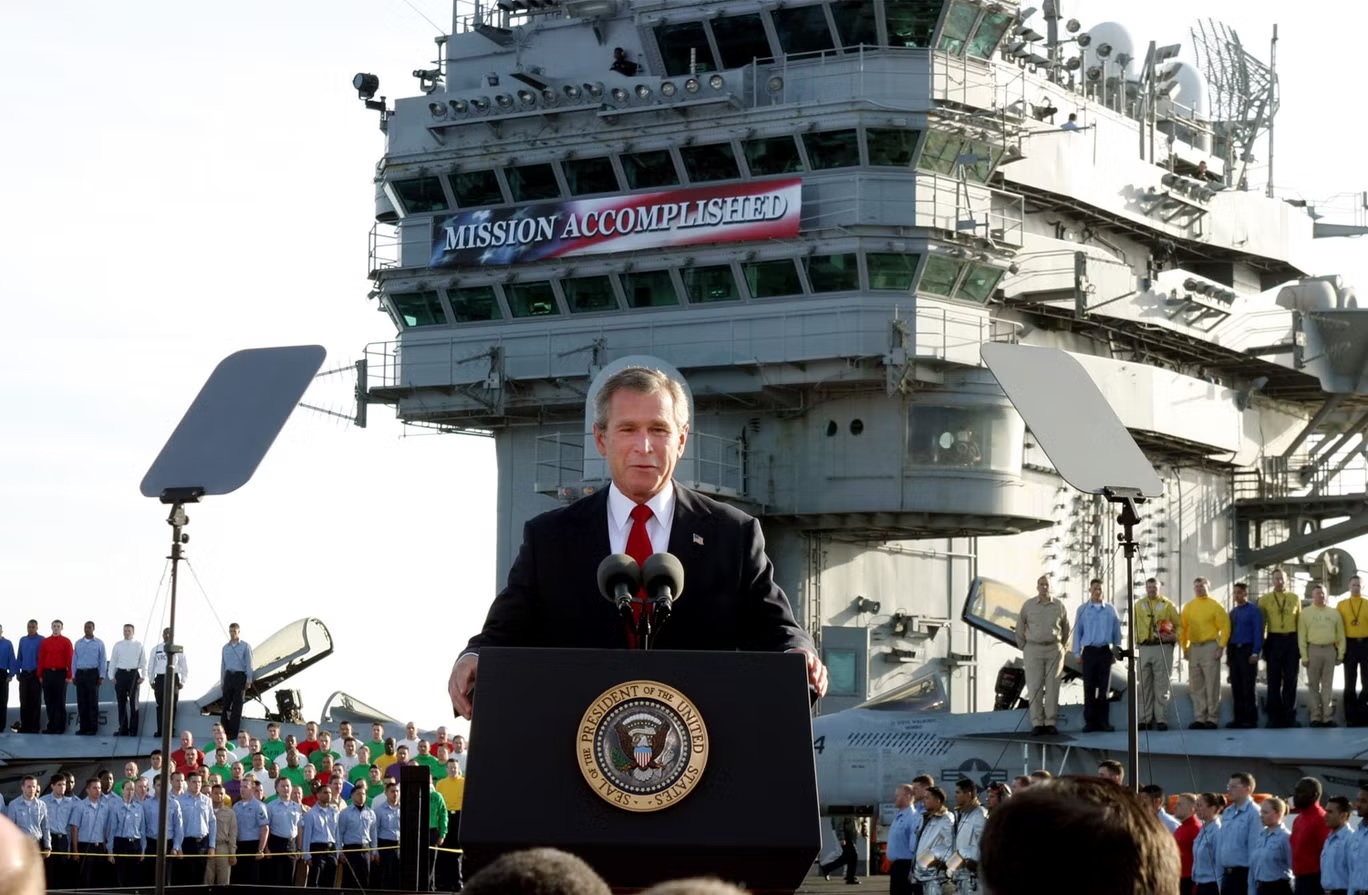 جورج بوش يلقي خطابه الذي أعلن فيه "انتهاء المهمة" على متن حاملة الطائرات الأميركية "يو أس أس أبراهام لينكولن" (أ ب)
