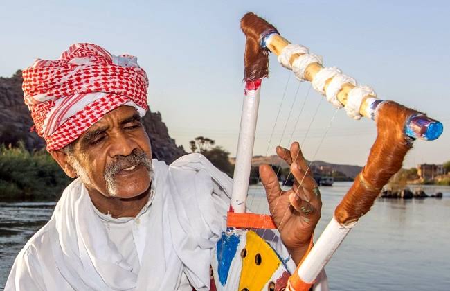 فنان مصري يعزف على السمسمية (مواقع التواصل)