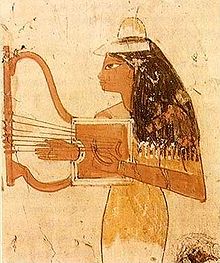 بردية مصرية من عهد الفراعنة لعازف يلعب على الآلة التي كانت تسمى آنذاك بـ "الكنار" (مواقع التواصل)