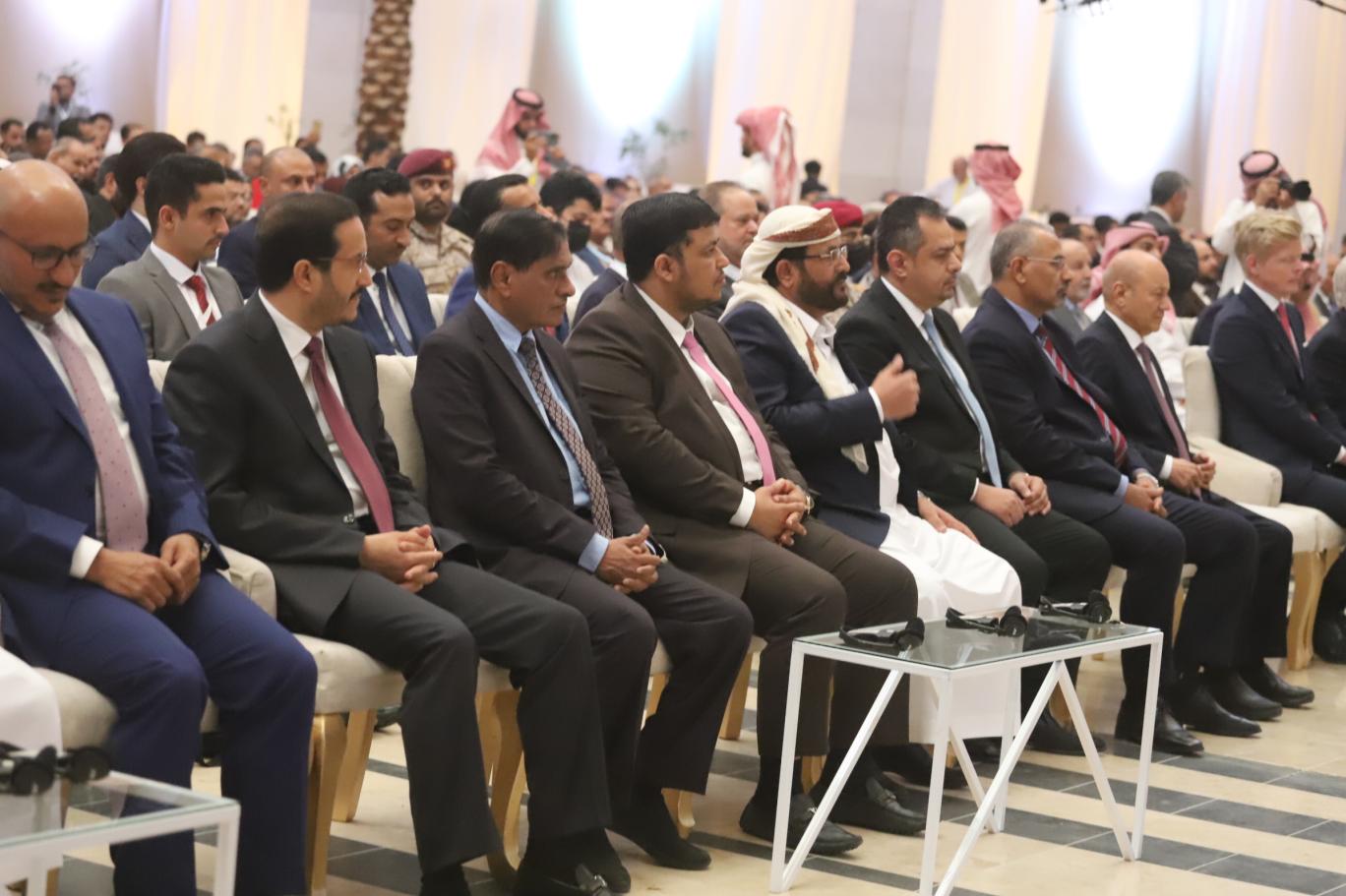 وصل إلى الرياض جميع أعضاء المجلس الرئاسي إلى جانب رؤساء مجالس النواب والشورى والحكومة وعدد من المسؤولين والوزراء ومستشاري رئيس مجلس القيادة رشاد العليمي (اندبندنت عربية)