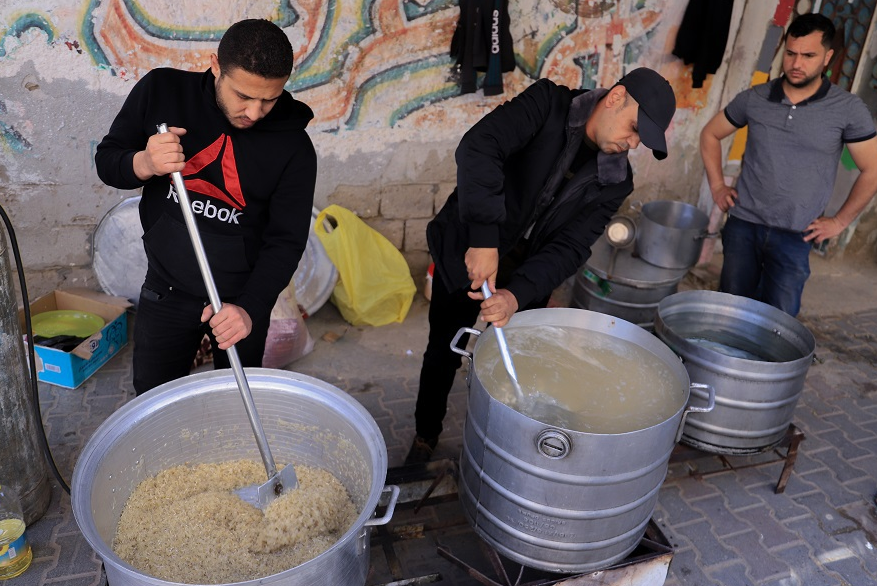 بنك الطعام والتكايا ينقذان فقراء غزة من الجوع | اندبندنت عربية