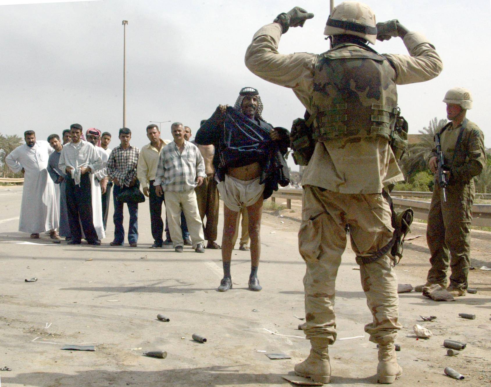 على حاجز تفتيش في بغداد 2003 (أ ف ب)