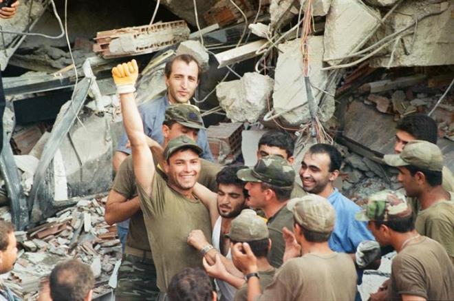 مشاركة الجيش في رفع أنقاض زلزال 1999 (اندبندنت تركي).jpg