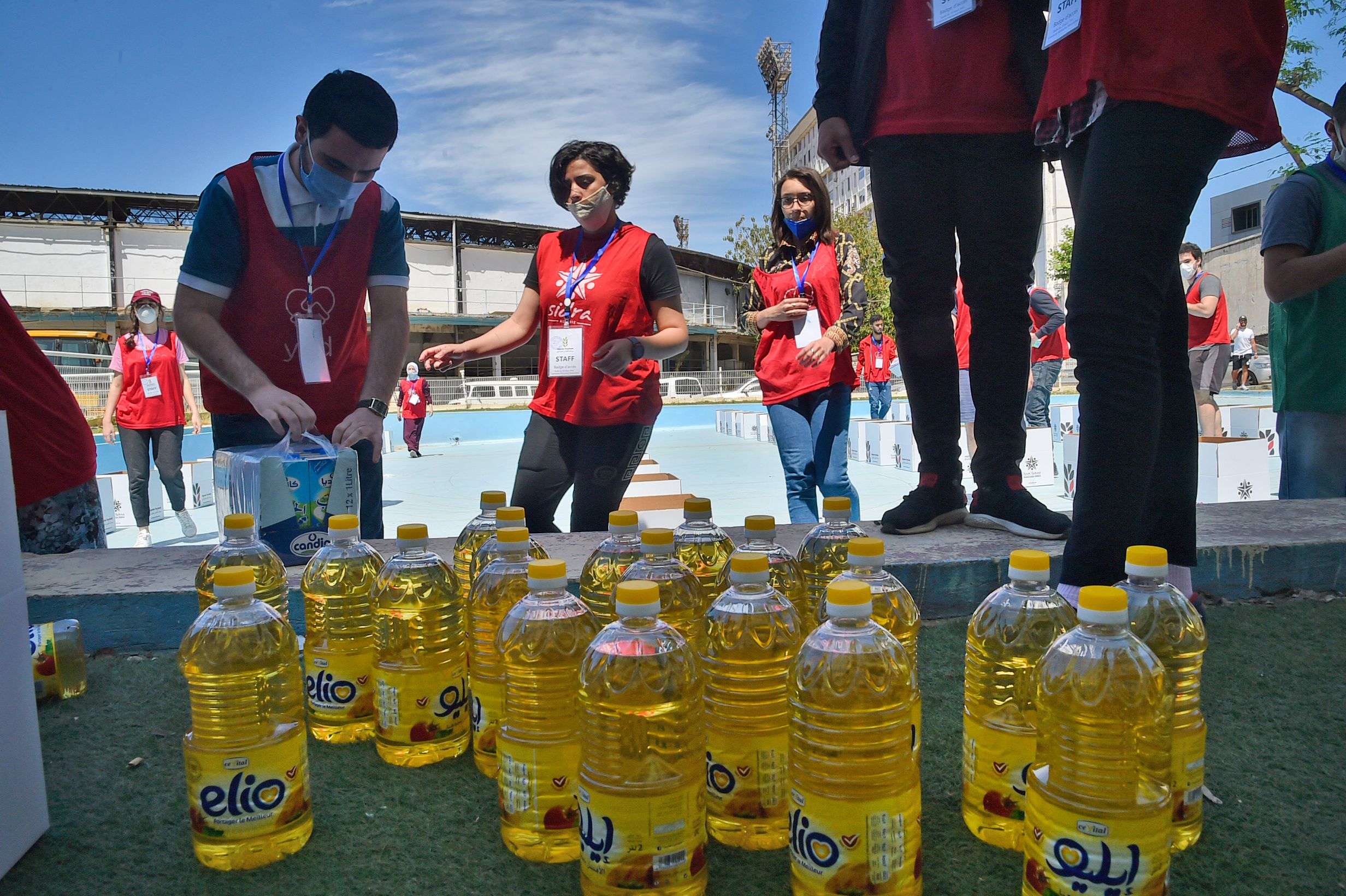 تنامت ظاهرة التهريب بين الجزائر وتونس في السنوات الأخيرة خاصة في ظل تسجيل نقص في زيت الطهي في تونس (أ ف ب).jpg